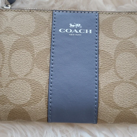 Coach wristlet - Picture 4 of 4